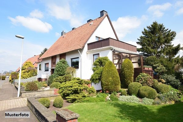 Viel Platz für die Familie: Großzügiges Wohnhaus mit Wintergarten & 2 Stellplätzen